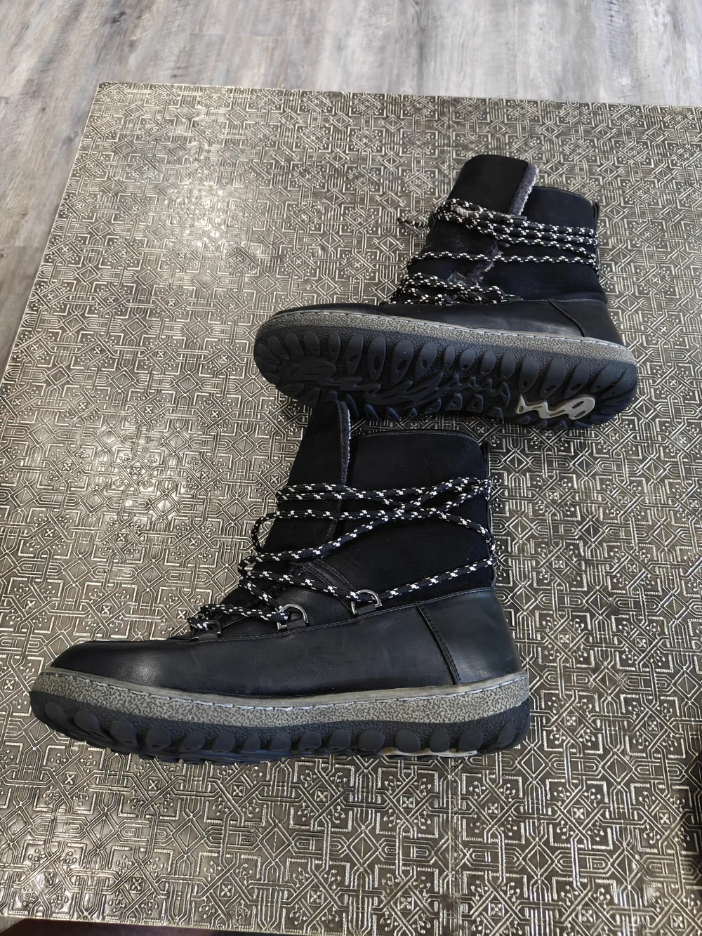 Wanderlust Danette Black Winter Ankle Boots with Gray Shearling Cuff Size 10